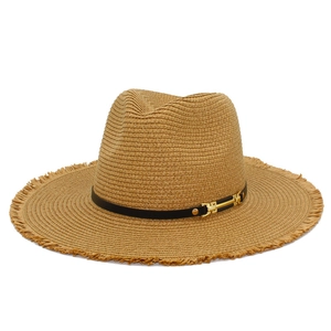 Vue détaillée du chapeau de paille avec bande en cuir noir et boucle dorée