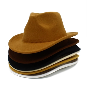 Empilement vertical de chapeaux fedora en laine classiques en couleurs neutres beige et marron