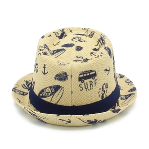 Detailaufnahme des beigen Strohhuts mit blauen Surf-Trip-Prints und dunkelblauem Band