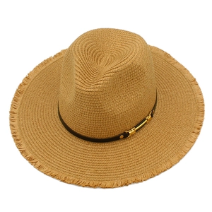 Détails du chapeau de paille à larges bords avec bords effilochés et boucle dorée
