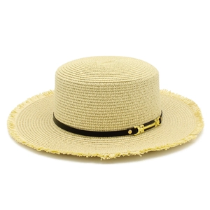 Cappello di paglia classico con tesa sfilacciata e nastro nero per donna