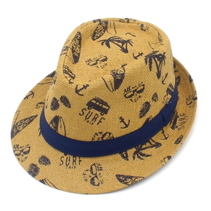 Detailansicht des blauen Surf-Prints und des marineblauen Bandes am Strohhut