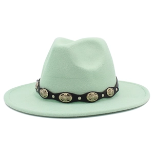 Detalle de sombrero fedora verde menta con banda de cuero negro y adornos plateados