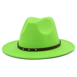 Chapeau Fedora vert néon avec bande en cuir marron et détails de clous turquoise