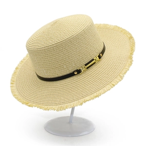 Dettaglio cappello in paglia beige con nastro in pelle nera e fibbia in metallo oro