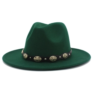 Detalle del sombrero fedora de lana verde oscuro con cinturón de cuero y hebillas metálicas