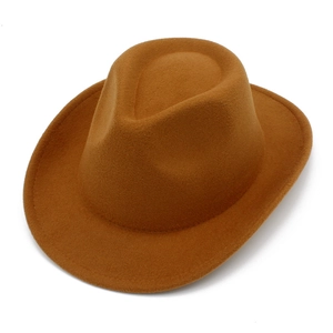 Vue détaillée de la texture en feutre de laine et couronne pincée de ce chapeau fedora caramel