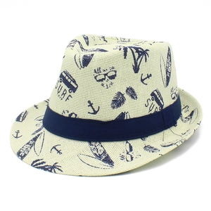 Sommer Strohhut Fedora mit Surf-Muster und dunkelblauem Band auf weißem Grund