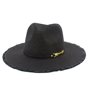 Chapeau de soleil en paille noire avec bord effiloché et boucle en métal dorée