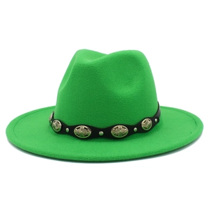Detalle de sombrero fedora verde con banda de cuero negro y adornos metálicos plateados