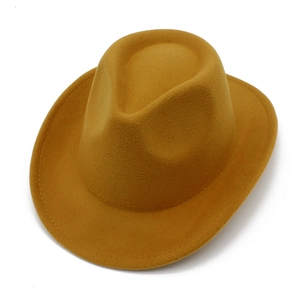 Détail d'un chapeau de cowboy en feutre jaune montrant les coutures de précision du bord