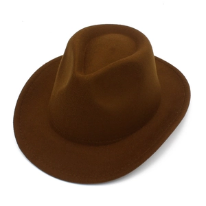 Détails d'un chapeau de cowboy en feutre marron avec couronne pincée et bords cousus