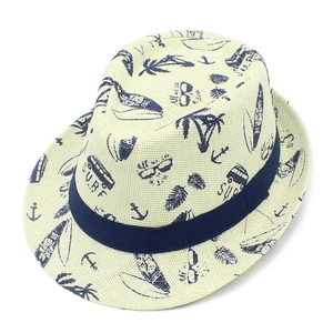 Detail eines Strohhutes mit Surfmuster und dunkelblauem Zierband für den Sommerurlaub