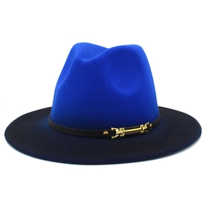 Detailansicht des Verlaufs-Wollfilzhutes mit schicker Goldschnalle und schwarzem Zierband