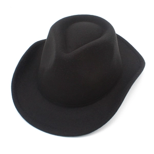 Vue détaillée du chapeau en feutre noir avec couronne goutte et bord incurvé classique