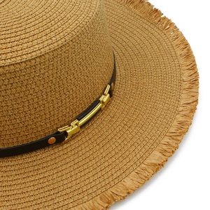 Cappello di paglia a tesa larga con bordi sfilacciati e fascia in pelle nera con fibbia