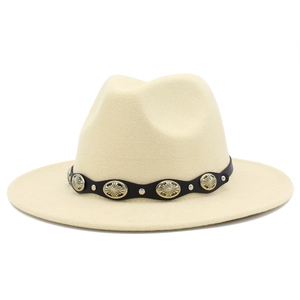 Dettaglio della cintura decorativa con borchie argentate a forma di sole sul cappello fedora