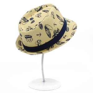 Detailansicht Strohhut mit dunkelblauem Band und Küstenmotiven im Surf-Stil für den Sommer