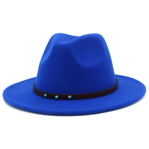 Détail d'un chapeau fedora bleu roi avec un ruban marron orné de perles turquoise