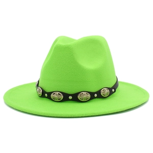 Dettaglio del cappello fedora verde fluo con cintura in pelle nera e fibbie d'argento