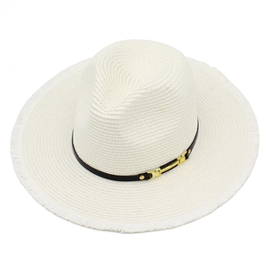 Vue détaillée d'un chapeau de paille avec bande en cuir noir et bords effilochés