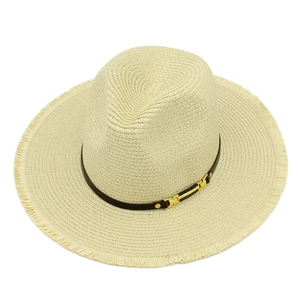 Détail d'un chapeau de paille avec ruban en cuir brun et boucle dorée élégante