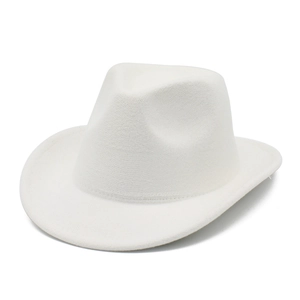 Vue détaillée du chapeau de cowboy en feutre blanc avec bord incurvé et calotte classique