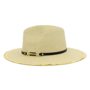 Détail du chapeau de paille beige avec bords effilochés et sangle en cuir à boucle dorée