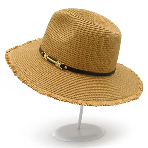 Vue détaillée du chapeau de paille kaki avec bord effiloché et bande en cuir chic