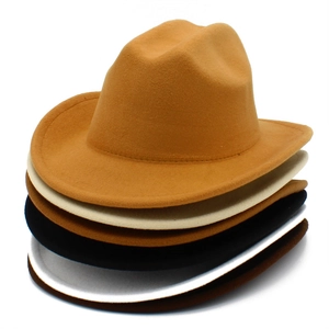 Détail de chapeaux en feutre de diverses couleurs empilés pour adultes et enfants