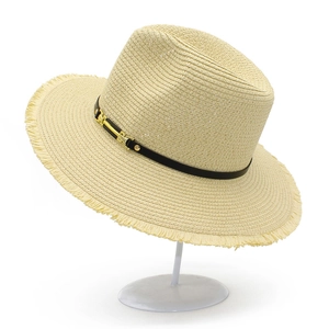 Détail du tissage du chapeau de paille avec bande en cuir noir et boucle dorée