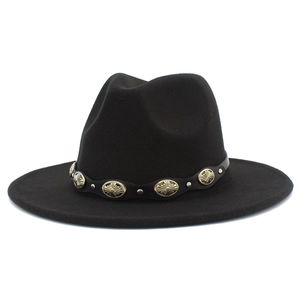 Dettaglio di cappello in lana nera con cintura in pelle e borchie in metallo dorato