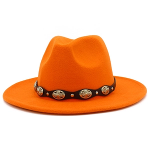 Detalle de sombrero fedora naranja con conchos de metal plateado y una banda negra