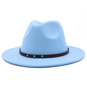 Détail du chapeau fedora bleu ciel avec bandeau en cuir brun et clous turquoise