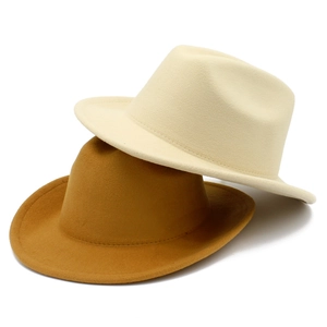 Détail de chapeaux fedora en laine beige et camel avec des coutures de haute qualité