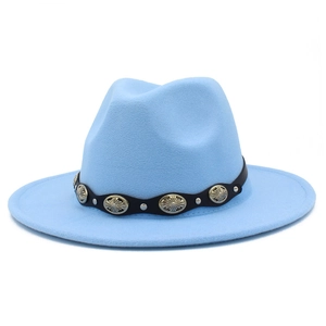 Dettaglio del cappello fedora in lana azzurro con fascia in pelle e fibbie in metallo