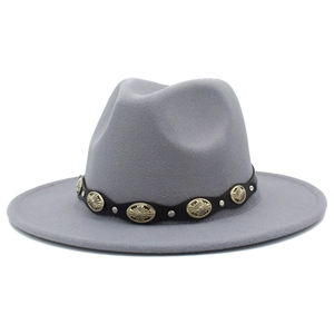 Dettaglio cappello fedora grigio con fascia in pelle nera e fibbia in metallo dorato