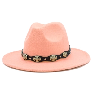 Detalle de sombrero de fieltro rosa coral con cinta negra y tachuelas metálicas plateadas