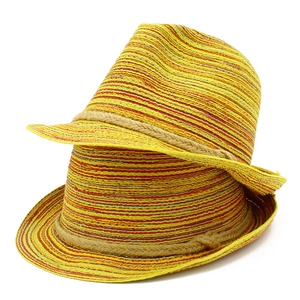 Primer plano detallado de sombreros fedora de paja trenzada con rayas de colores