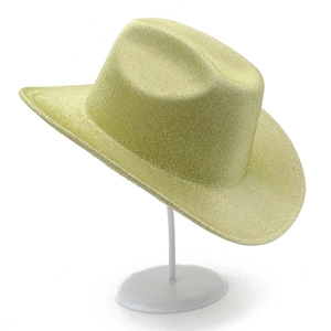 Detalle de sombrero de vaquero amarillo brillante con ala ancha para fiestas y clubes