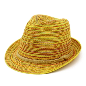 Detalle del sombrero de paja a rayas multicolores con banda de cuerda decorativa