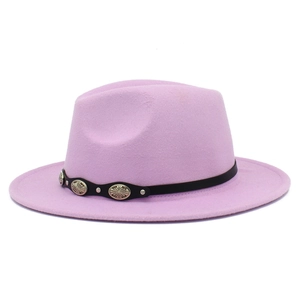 Detalle de sombrero fedora de lana lavanda con banda de cuero negro y adornos metálicos