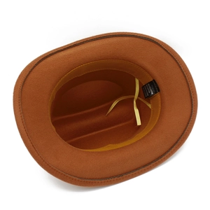 Vue détaillée de l'intérieur du fedora marron avec cordon réglable et étiquette de soin