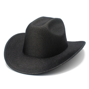 Detalle de sombrero vaquero negro con textura tejida y ala ancha de estilo clásico