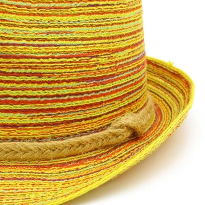 Detalle de sombrero de paja con rayas coloridas y banda decorativa de cuerda de yute