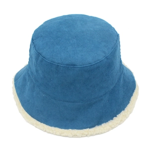 Detalle de gorro de pana con forro de borreguillo blanco y textura térmica suave