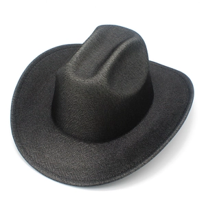 Sombrero vaquero negro clásico con ala ancha curvada y copa hundida sobre fondo blanco