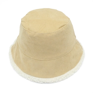 Detalle de gorro de pana caqui con borde de lana de cordero blanca para invierno