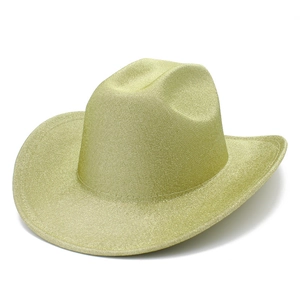 Detalle de las lentejuelas doradas y el ala ancha curva de este sombrero de vaquero
