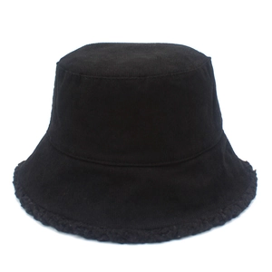 Detalle de gorro de pana negra con ribete de lana de cordero cálida para otoño invierno